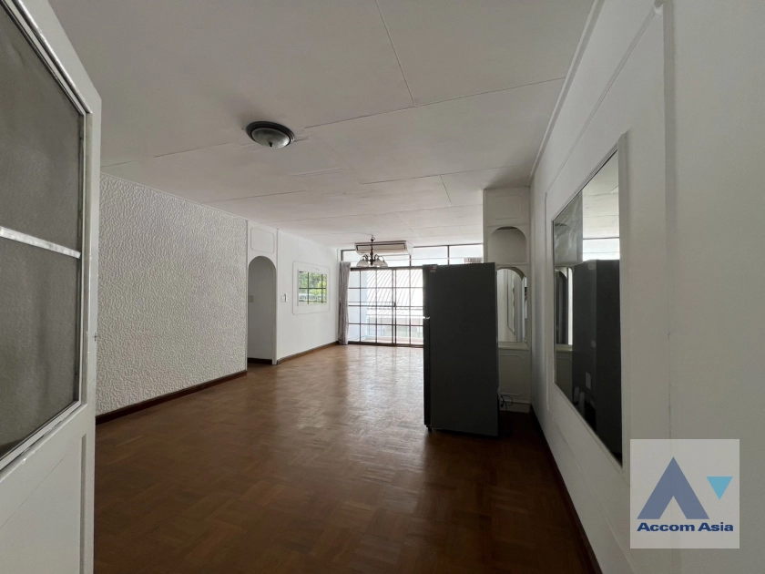 unit 3 Bedrooms  Apartment For Rent in Sukhumvit, Bangkok  near BTS Thong Lo (AA43166)