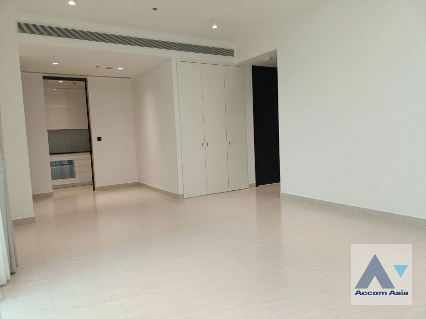 unitMinimal white condominium with clean lines in Sathorn area (AA43170)