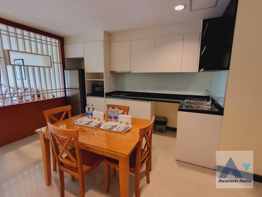 unit 2 Bedrooms  Apartment For Rent in Sukhumvit, Bangkok  near BTS Ekkamai (AA43177)