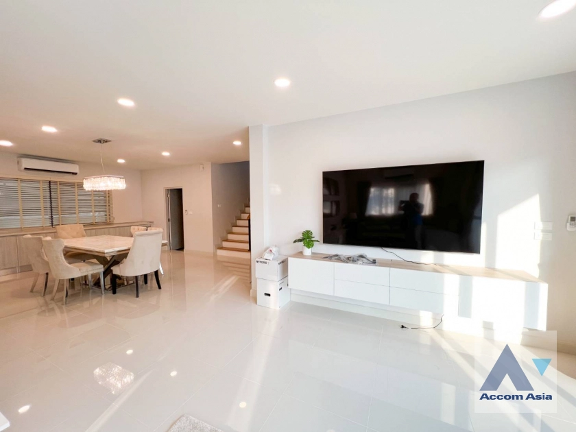 unit 4 Bedrooms  House For Rent & Sale in Samutprakan, Samutprakan  (AA43195)