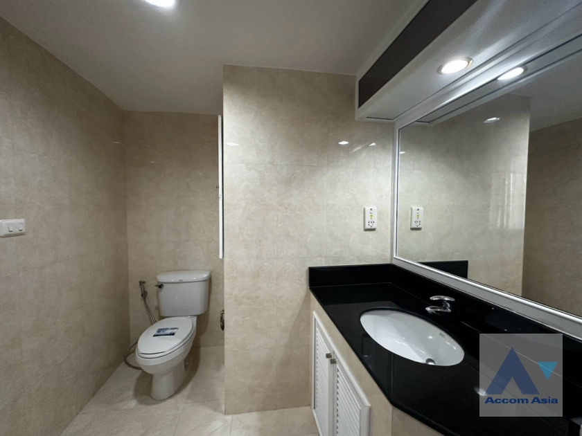 20  3 br Apartment For Rent in Ploenchit ,Bangkok BTS Ratchadamri at High rise and Peaceful AA43218