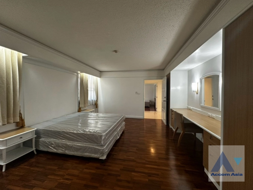 11  3 br Apartment For Rent in Ploenchit ,Bangkok BTS Ratchadamri at High rise and Peaceful AA43218