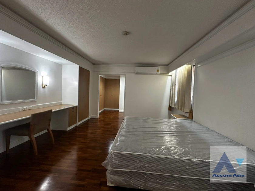 12  3 br Apartment For Rent in Ploenchit ,Bangkok BTS Ratchadamri at High rise and Peaceful AA43218