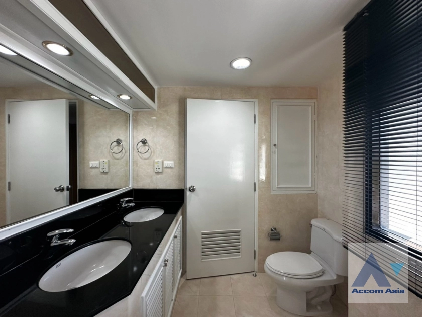 18  3 br Apartment For Rent in Ploenchit ,Bangkok BTS Ratchadamri at High rise and Peaceful AA43218