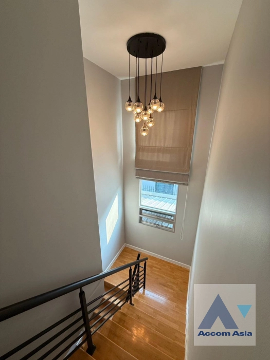 8  3 br House for rent and sale in Pattanakarn ,Bangkok  at Life Bangkok Boulevard Wongwaen-Onnut 2 AA43243