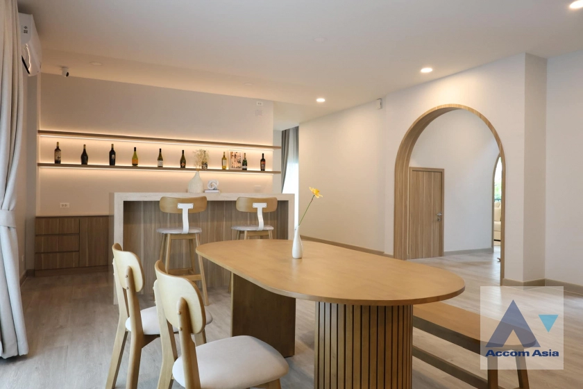 unit 4 Bedrooms  House For Rent & Sale in Phaholyothin, Bangkok  (AA43276)