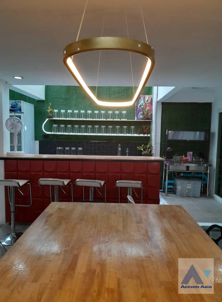 4  10 br Townhouse for rent and sale in New Phetchaburi ,Bangkok MRT Rama 9 at Rama 9 Village AA43328