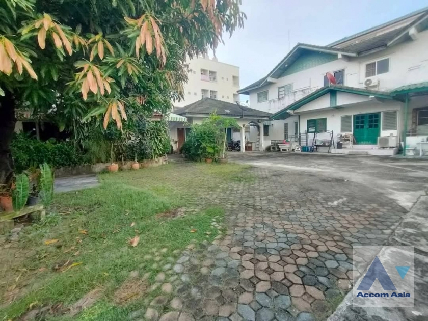  2  12 br House For Sale in Dusit ,Bangkok  AA43330