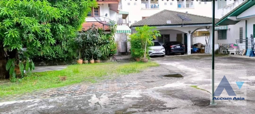  1  12 br House For Sale in Dusit ,Bangkok  AA43330