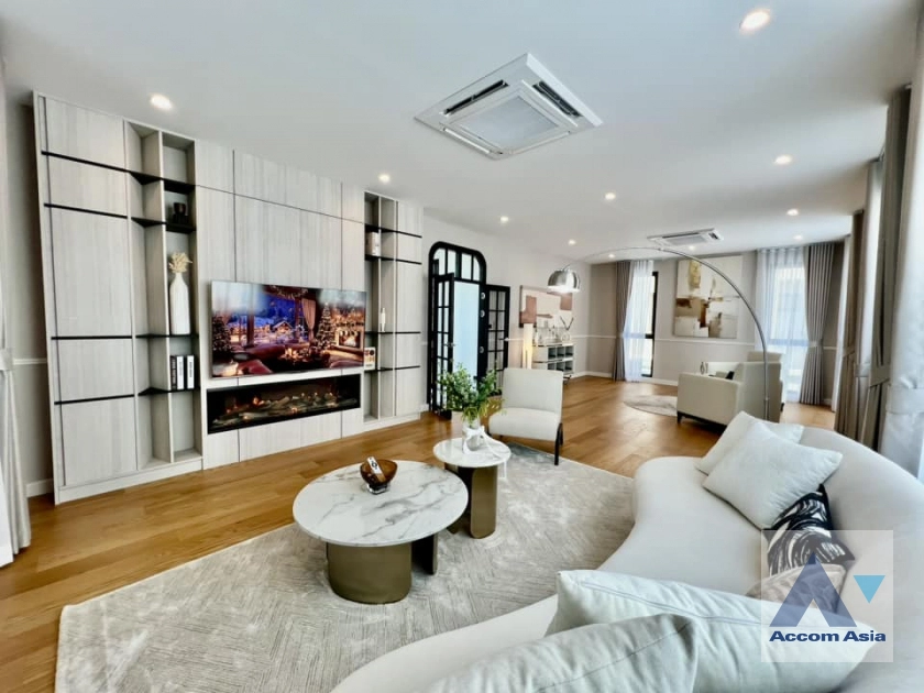  2  5 br House for rent and sale in Latkrabang ,Bangkok ARL Hua Mak at Cinq Royal Krungthep Kreetha AA43342