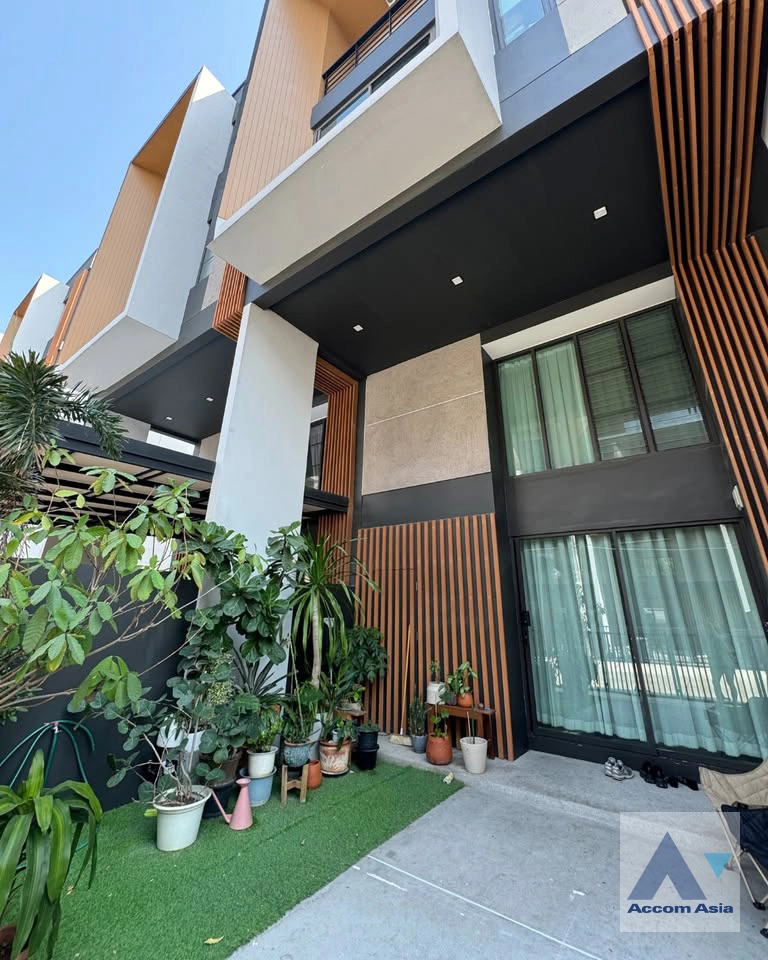 Fully Furnished, Pet friendly |  Shizen Phatthanakan Townhouse  3 Bedroom for Sale & Rent ARL Hua Mak in Pattanakarn Bangkok