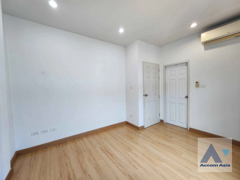 unitHome Office, Pet friendly |  3 Bedrooms  Townhouse For Rent in Samutprakan, Samutprakan  near BTS Bearing (AA43349)
