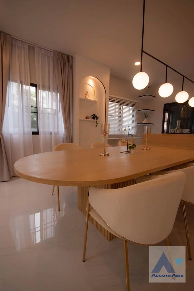 unit 4 Bedrooms  House For Rent in Samutprakan, Samutprakan  near BTS Bang Na (AA43353)