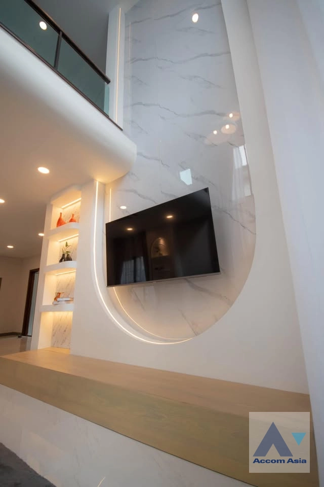 unit 4 Bedrooms  House For Rent in Samutprakan, Samutprakan  near BTS Bang Na (AA43353)