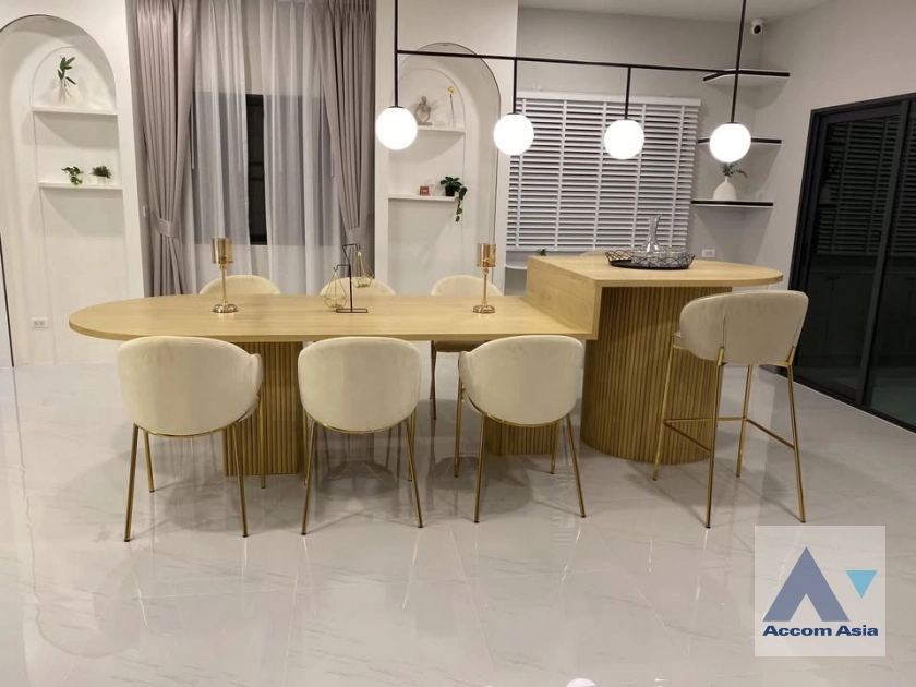 unit 4 Bedrooms  House For Rent in Samutprakan, Samutprakan  near BTS Bang Na (AA43353)