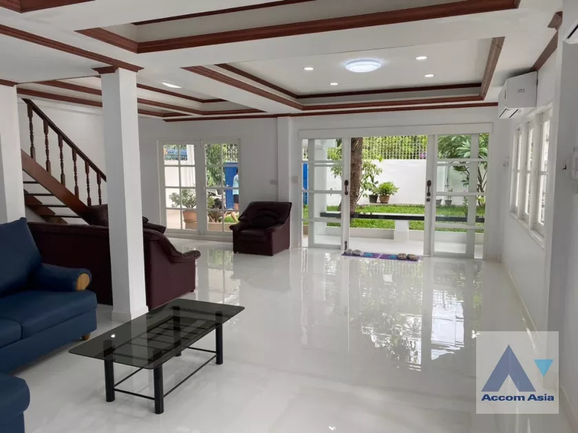  4 Bedrooms  House For Rent in Phaholyothin, Bangkok  (45761)