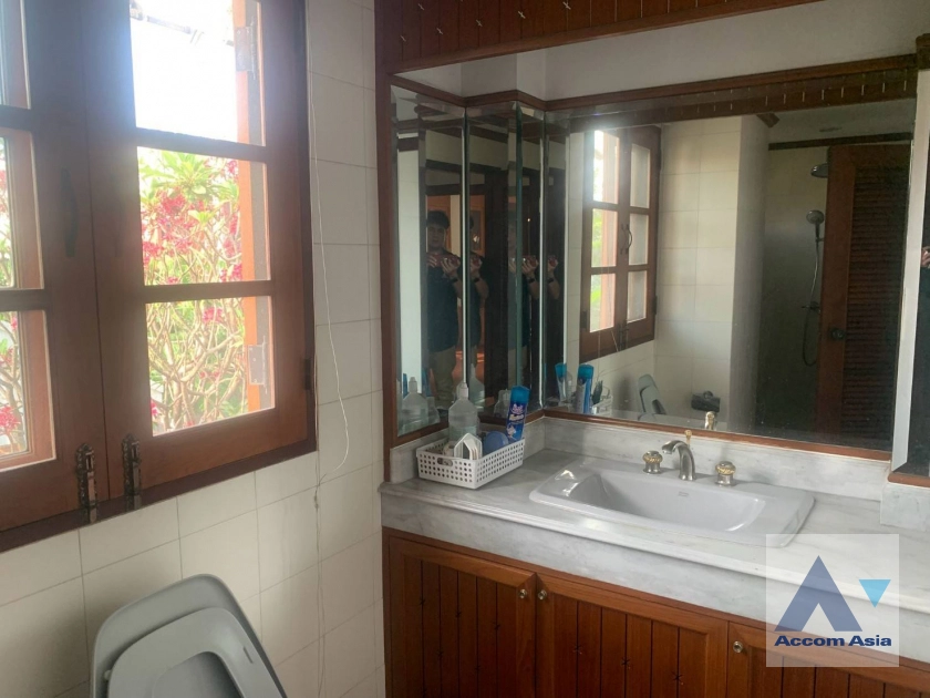 11  4 br House For Rent in Sukhumvit ,Bangkok BTS Phra khanong AA43402