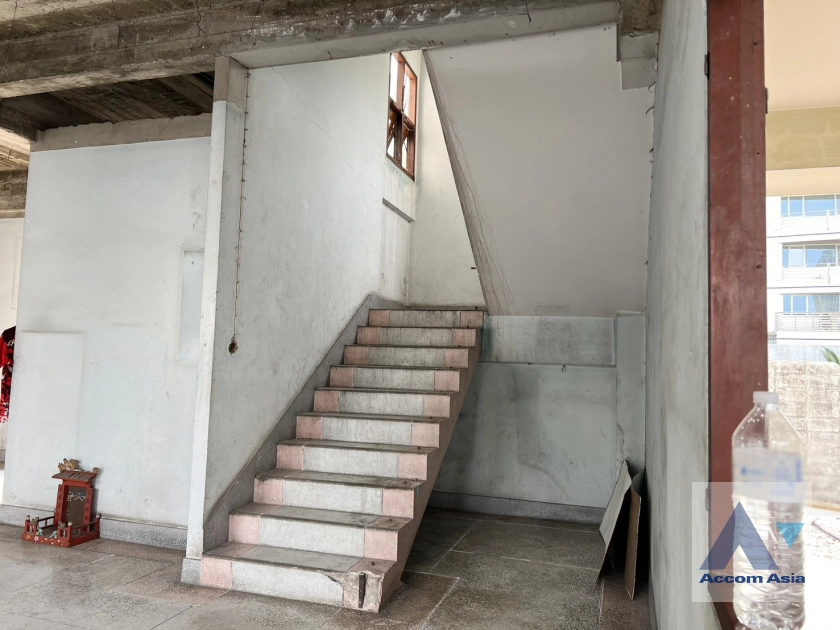 unitHome Office | Unfurnished house with open layout and renovation potential (AA43408)