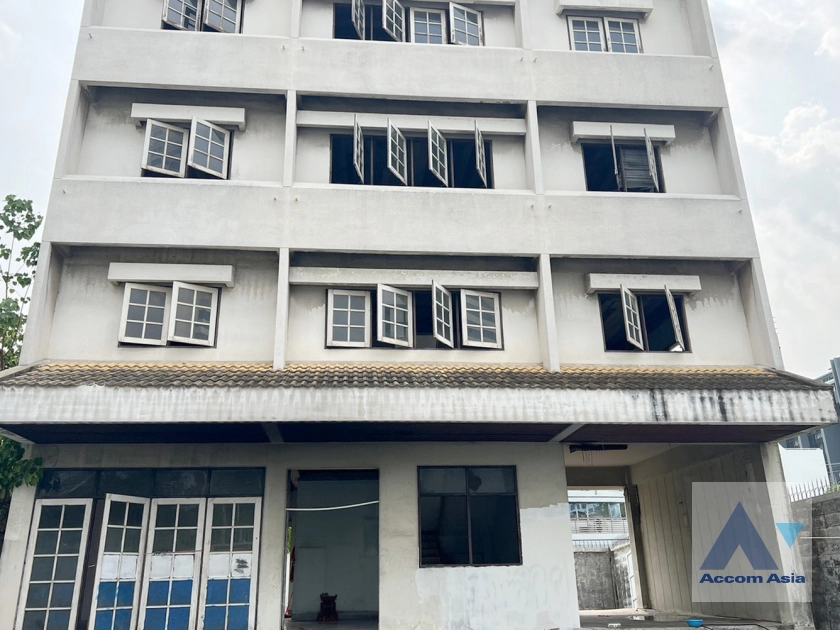 unitHome Office | Unfurnished house with open layout and renovation potential (AA43408)