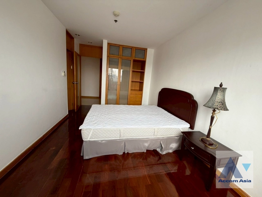 11  3 br Apartment for rent and sale in Sathorn ,Bangkok MRT Lumphini at Cozy and Convenient Apartment Near Garden Intl AA43419