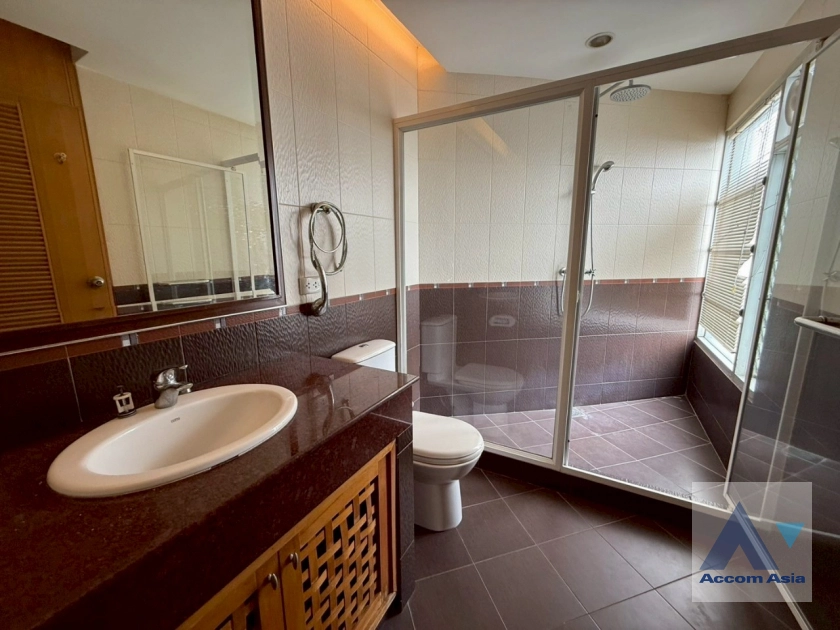 18  3 br Apartment for rent and sale in Sathorn ,Bangkok MRT Lumphini at Cozy and Convenient Apartment Near Garden Intl AA43419