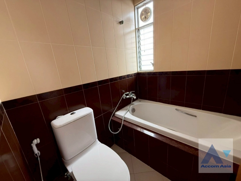 19  3 br Apartment for rent and sale in Sathorn ,Bangkok MRT Lumphini at Cozy and Convenient Apartment Near Garden Intl AA43419