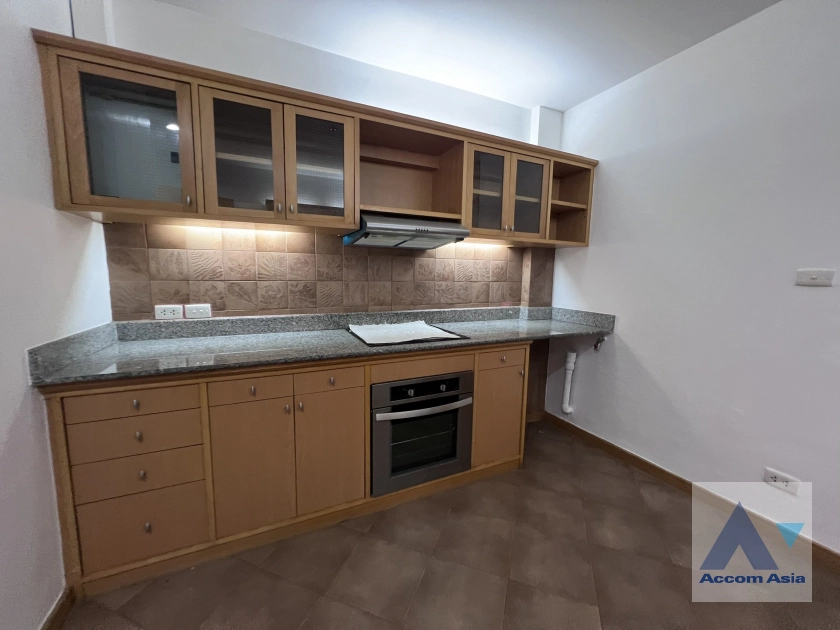 8  3 br Apartment for rent and sale in Sathorn ,Bangkok MRT Lumphini at Cozy and Convenient Apartment Near Garden Intl AA43420