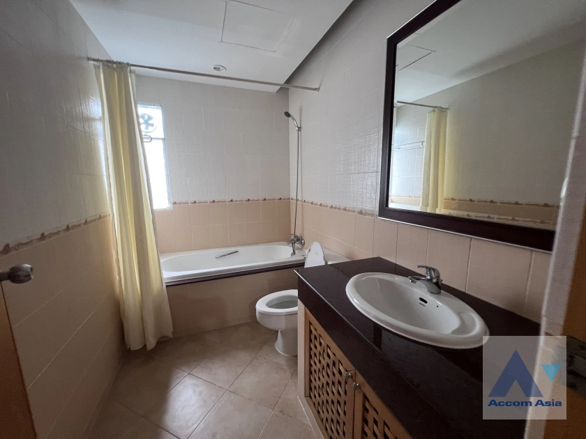 21  3 br Apartment for rent and sale in Sathorn ,Bangkok MRT Lumphini at Cozy and Convenient Apartment Near Garden Intl AA43420