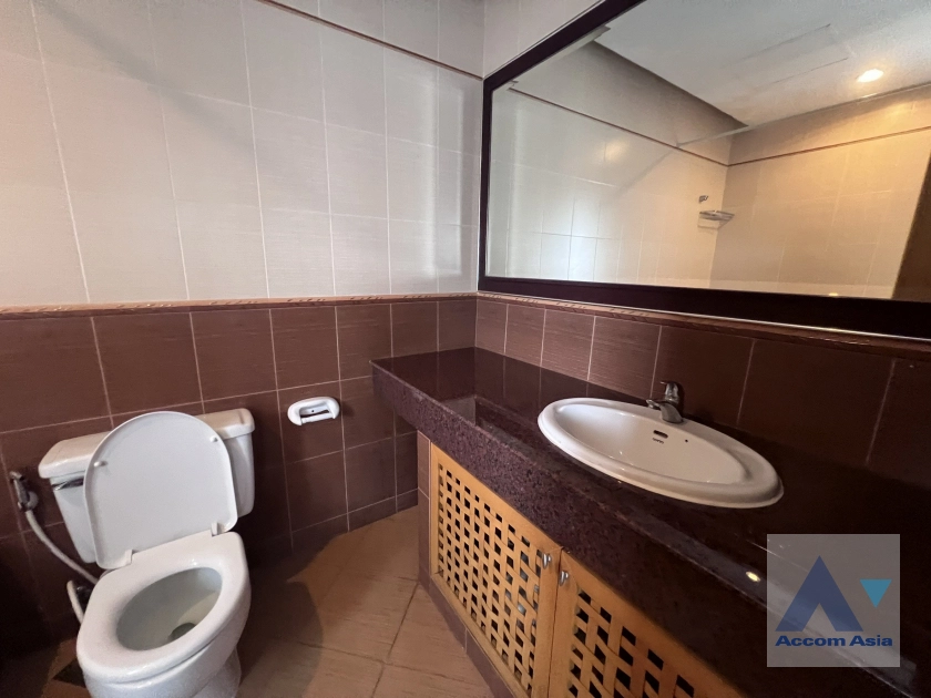 18  3 br Apartment for rent and sale in Sathorn ,Bangkok MRT Lumphini at Cozy and Convenient Apartment Near Garden Intl AA43420