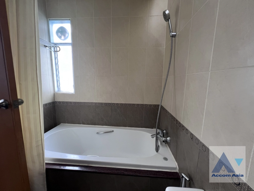 22  3 br Apartment for rent and sale in Sathorn ,Bangkok MRT Lumphini at Cozy and Convenient Apartment Near Garden Intl AA43420