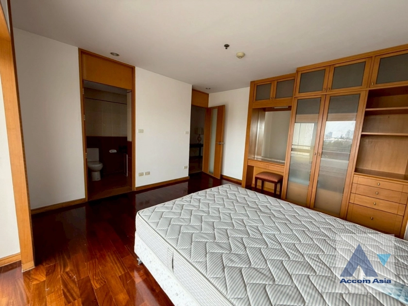 15  3 br Apartment For Rent in Sathorn ,Bangkok MRT Lumphini at Cozy and Convenient Apartment Near Garden Intl AA43421