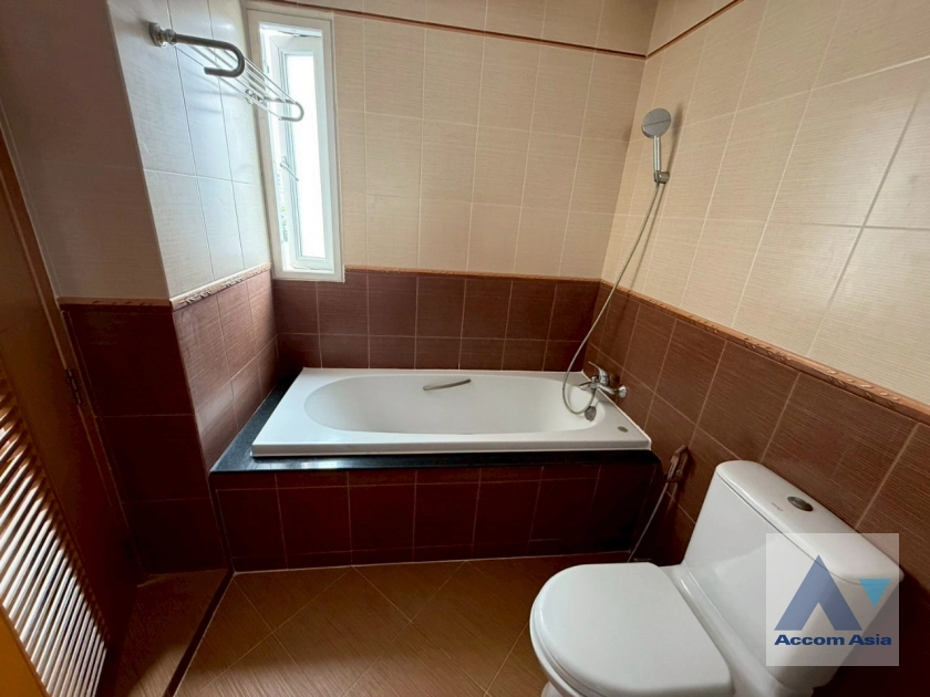 19  3 br Apartment For Rent in Sathorn ,Bangkok MRT Lumphini at Cozy and Convenient Apartment Near Garden Intl AA43421