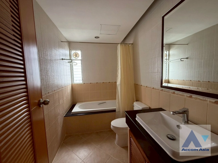18  3 br Apartment For Rent in Sathorn ,Bangkok MRT Lumphini at Cozy and Convenient Apartment Near Garden Intl AA43422
