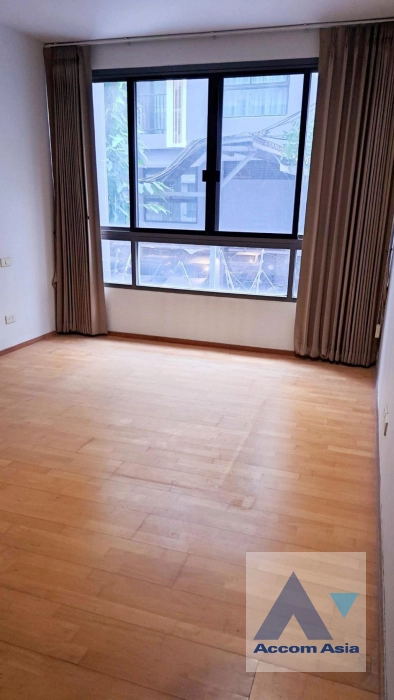 unit 2 Bedrooms  Condominium For Sale in Sukhumvit, Bangkok  near BTS Ekkamai (AA43448)