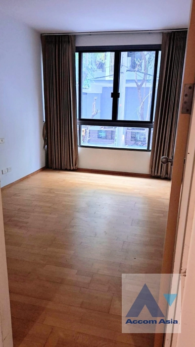 unit 2 Bedrooms  Condominium For Sale in Sukhumvit, Bangkok  near BTS Ekkamai (AA43448)