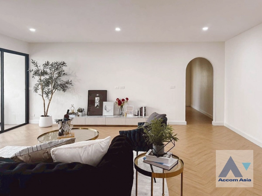 unitNewly renovated | Spacious corner unit with modern white finishes and green-tile bathrooms (AA43454)