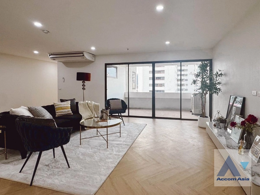 unitNewly renovated | Spacious corner unit with modern white finishes and green-tile bathrooms (AA43454)