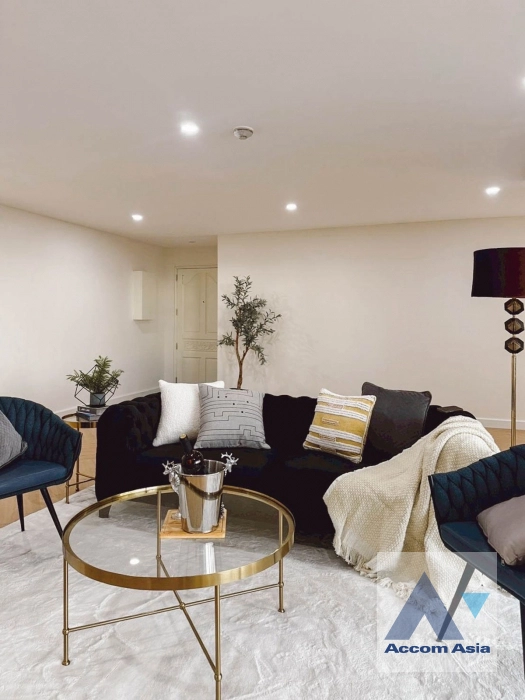 unitNewly renovated | Spacious corner unit with modern white finishes and green-tile bathrooms (AA43454)