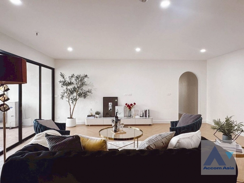 unitNewly renovated | Spacious corner unit with modern white finishes and green-tile bathrooms (AA43454)