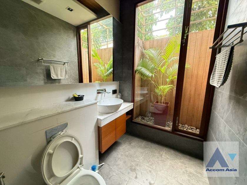 36  5 br House for rent and sale in Sukhumvit ,Bangkok BTS Phra khanong AA43456