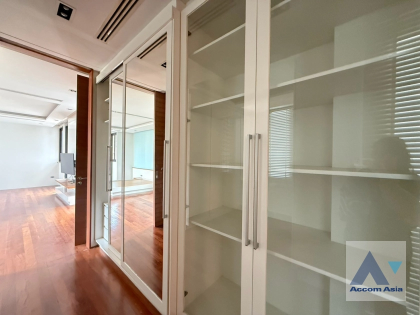 24  5 br House for rent and sale in Sukhumvit ,Bangkok BTS Phra khanong AA43456