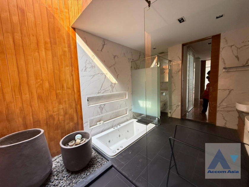 30  5 br House for rent and sale in Sukhumvit ,Bangkok BTS Phra khanong AA43456