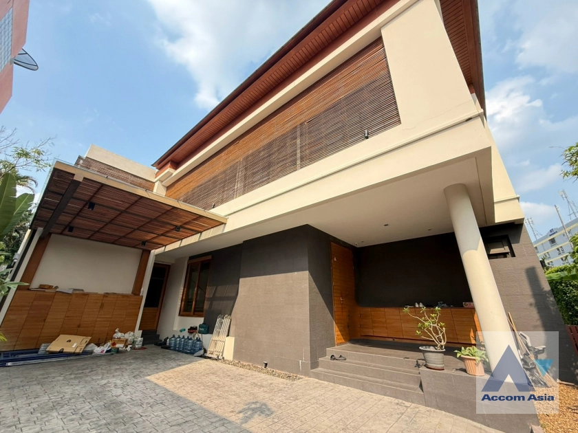  1  5 br House for rent and sale in Sukhumvit ,Bangkok BTS Phra khanong AA43456