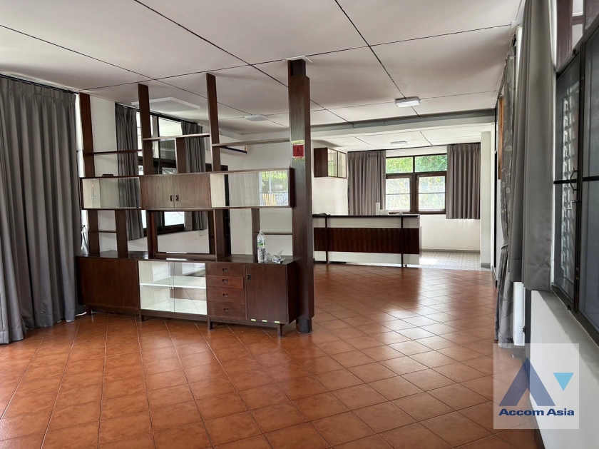 unit 5 Bedrooms  House For Rent & Sale in Sukhumvit, Bangkok  near BTS Punnawithi (AA43470)
