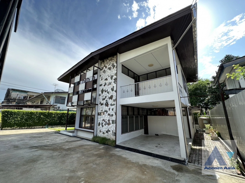 unit 5 Bedrooms  House For Rent & Sale in Sukhumvit, Bangkok  near BTS Punnawithi (AA43470)