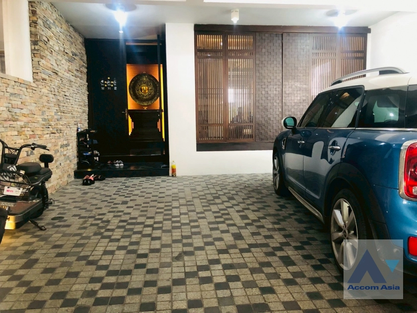 18  5 br Townhouse for rent and sale in Sathorn ,Bangkok BRT Nararam 3 at Modern style AA43471