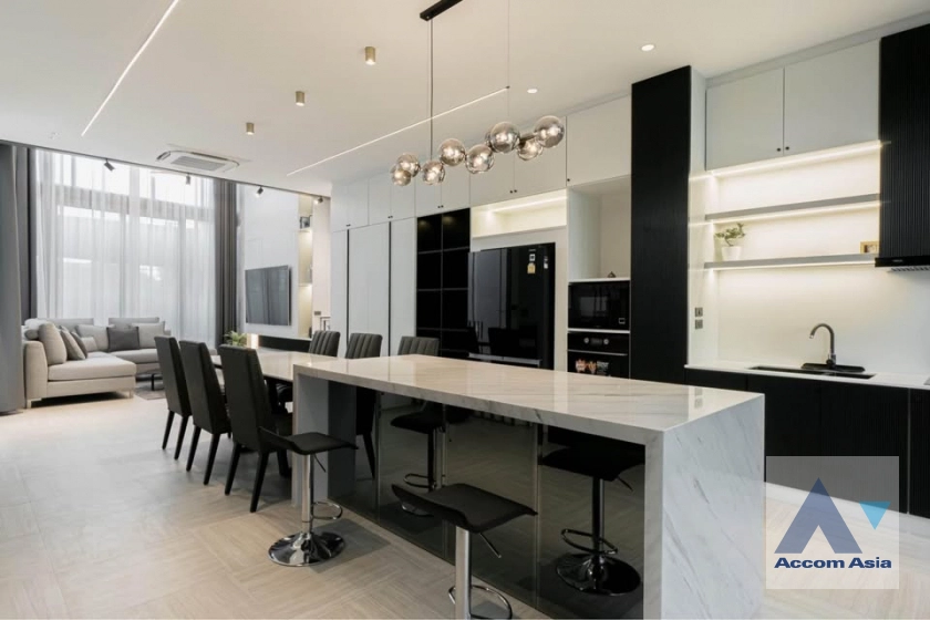 4  3 br House for rent and sale in Ratchadaphisek ,Bangkok MRT Lat Phrao at Luxury House AA43482