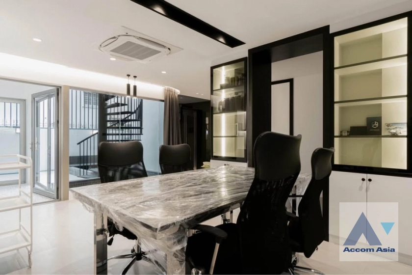 8  3 br House for rent and sale in Ratchadaphisek ,Bangkok MRT Lat Phrao at Luxury House AA43482