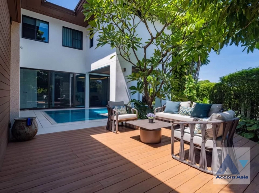 Newly renovated, Private Swimming Pool |  Noble Thara Phatthanakan Village House  3 Bedroom for Sale & Rent   in Pattanakarn Bangkok