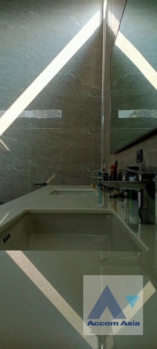 unit 2 Bedrooms  Apartment For Rent in Sukhumvit, Bangkok  near BTS Ekkamai (AA43515)